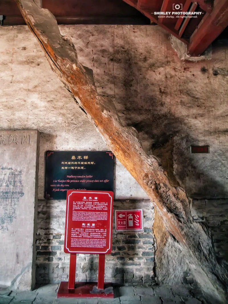 山西难得还能攀登的古建楼阁，一次只能上3人