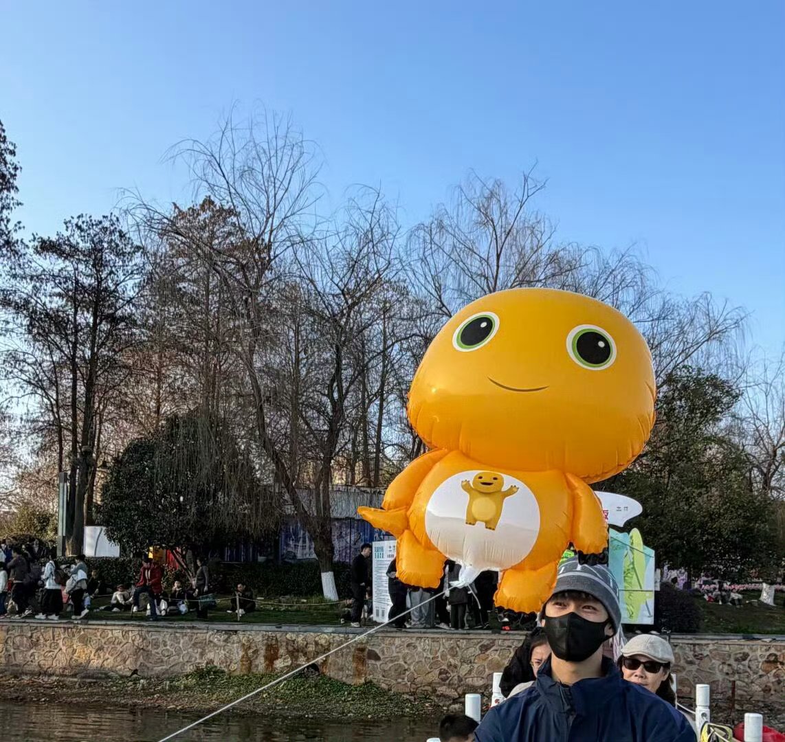 李昀锐和奶龙的前世今生我有奶龙 我有好多好多奶龙  李昀锐快和我走  你们都是萌