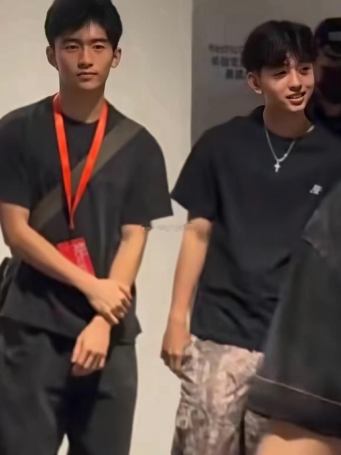 原来张柏芝两个儿子这么大了 