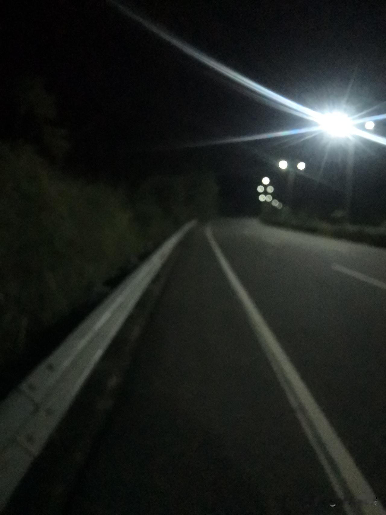 夜晚的金堂大道，简直是一场视觉盛宴。金堂被誉为“千里沱江第一城”，三河一江环绕，