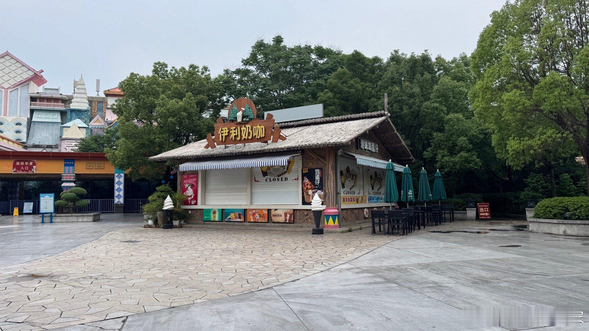 呃…趁奇瑞多米发布会开始前，赶紧在园区里溜达一圈。结果都下班儿了，最后一个营业的