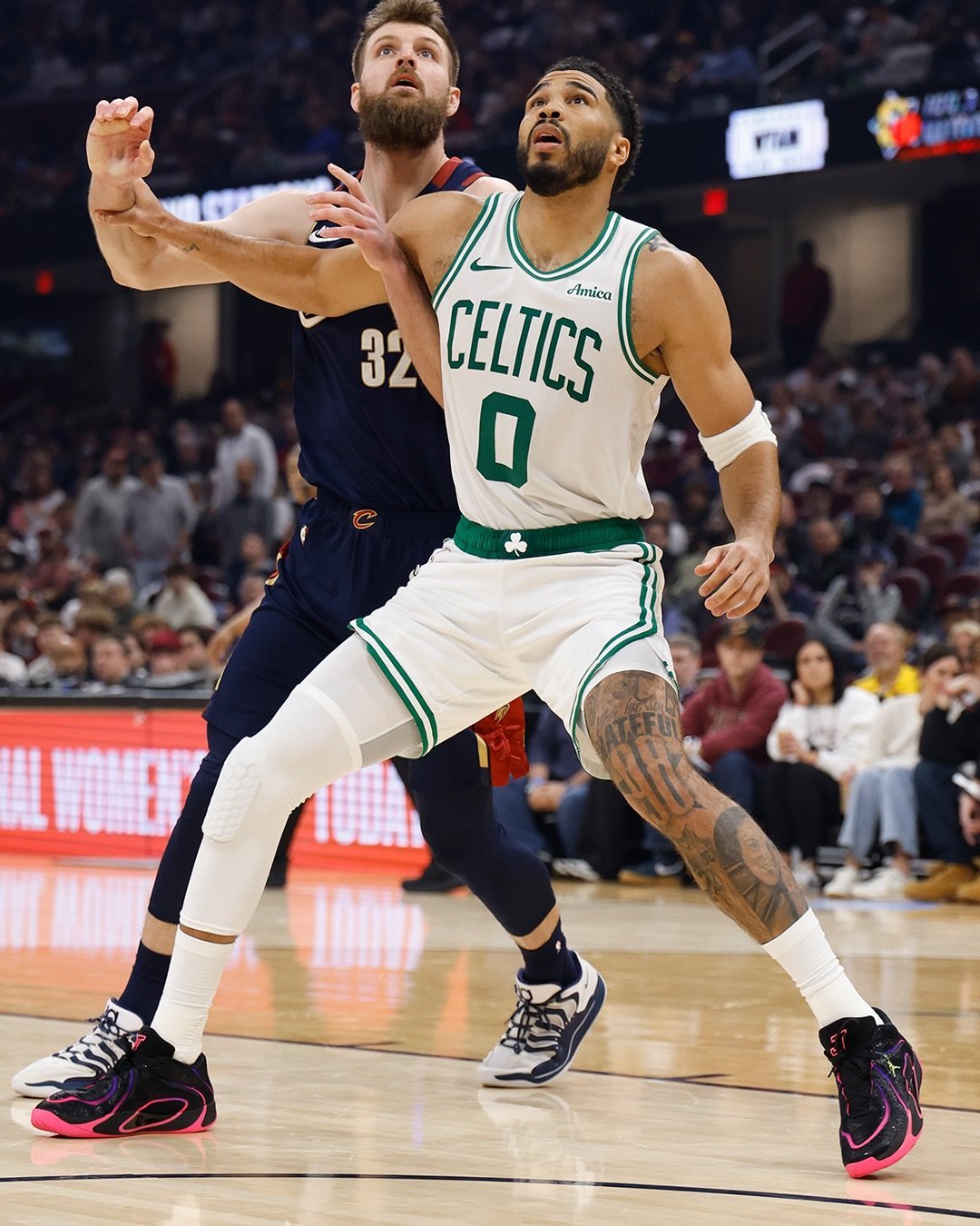 从防守做起！据统计，塔图姆复出后限制对手命中率30%，三分命中率0%！波士顿凯尔