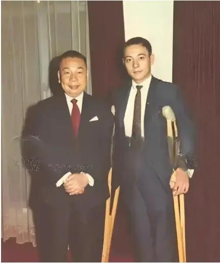 1970年，蒋经国和拄拐的长子蒋孝文的合影，蒋孝文拄拐不是因为他受伤，而是他的身