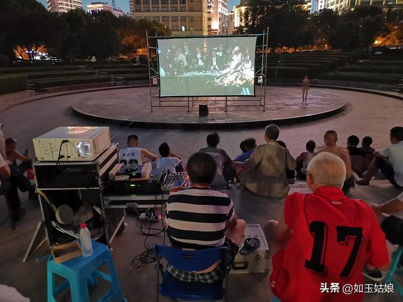 我非常喜欢夏天！夏天有悠长清脆的鸟鸣，清晨五点左右，窗外鸟鸣把我叫醒，那声音能洗