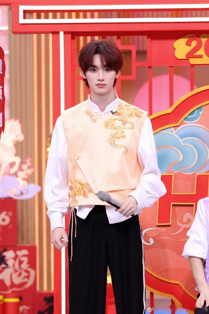 丁程鑫唱歌舞蹈演技脑力体力热热闹闹迎新年，才艺大赏看得人超满足！你好星期六