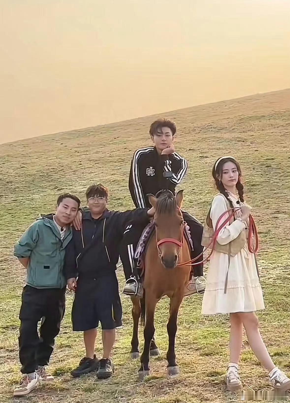 黄子韬怎么自己坐在马上让女朋友牵着马呀？真把自己当成小娇妻了吗？ ​​​