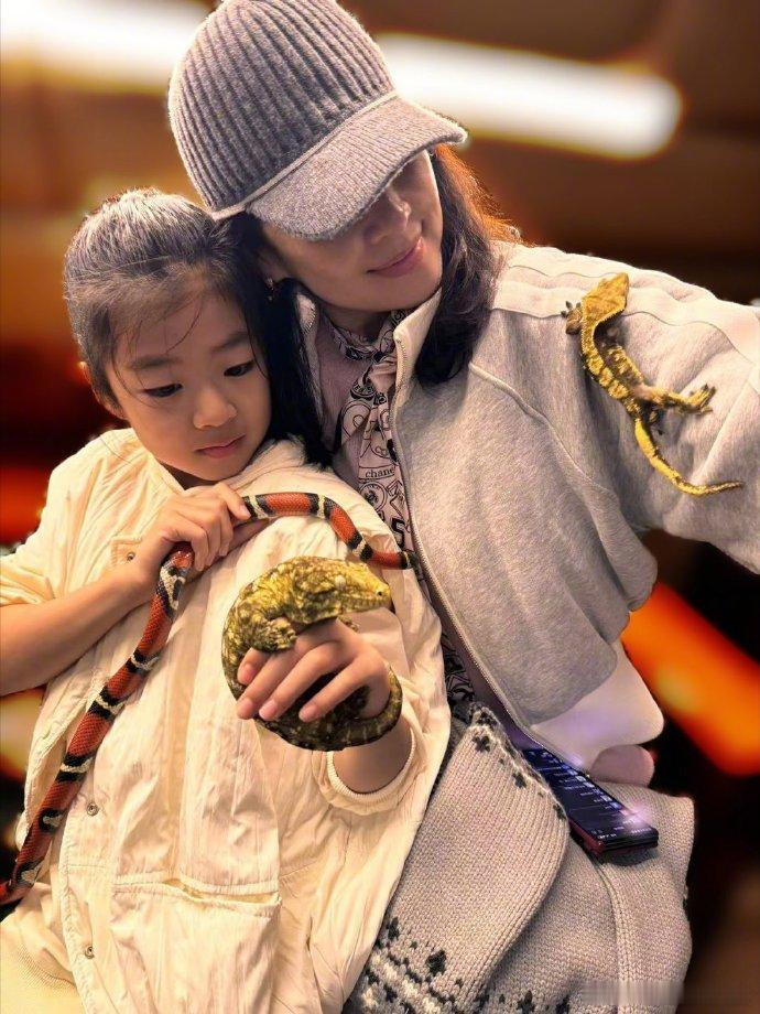 章子怡晒孩子们近照 章子怡晒照祝儿女节日快乐，看来开心过六一啦~ 章子怡晒照祝儿
