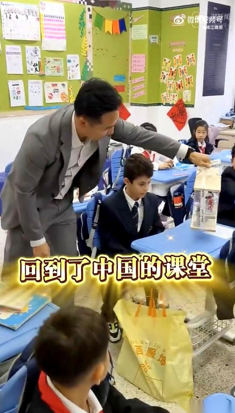 教室门“吱呀”一声。8岁伊朗男孩刚露头，还没来得及眨眼，十几双中国小手已经旋风一