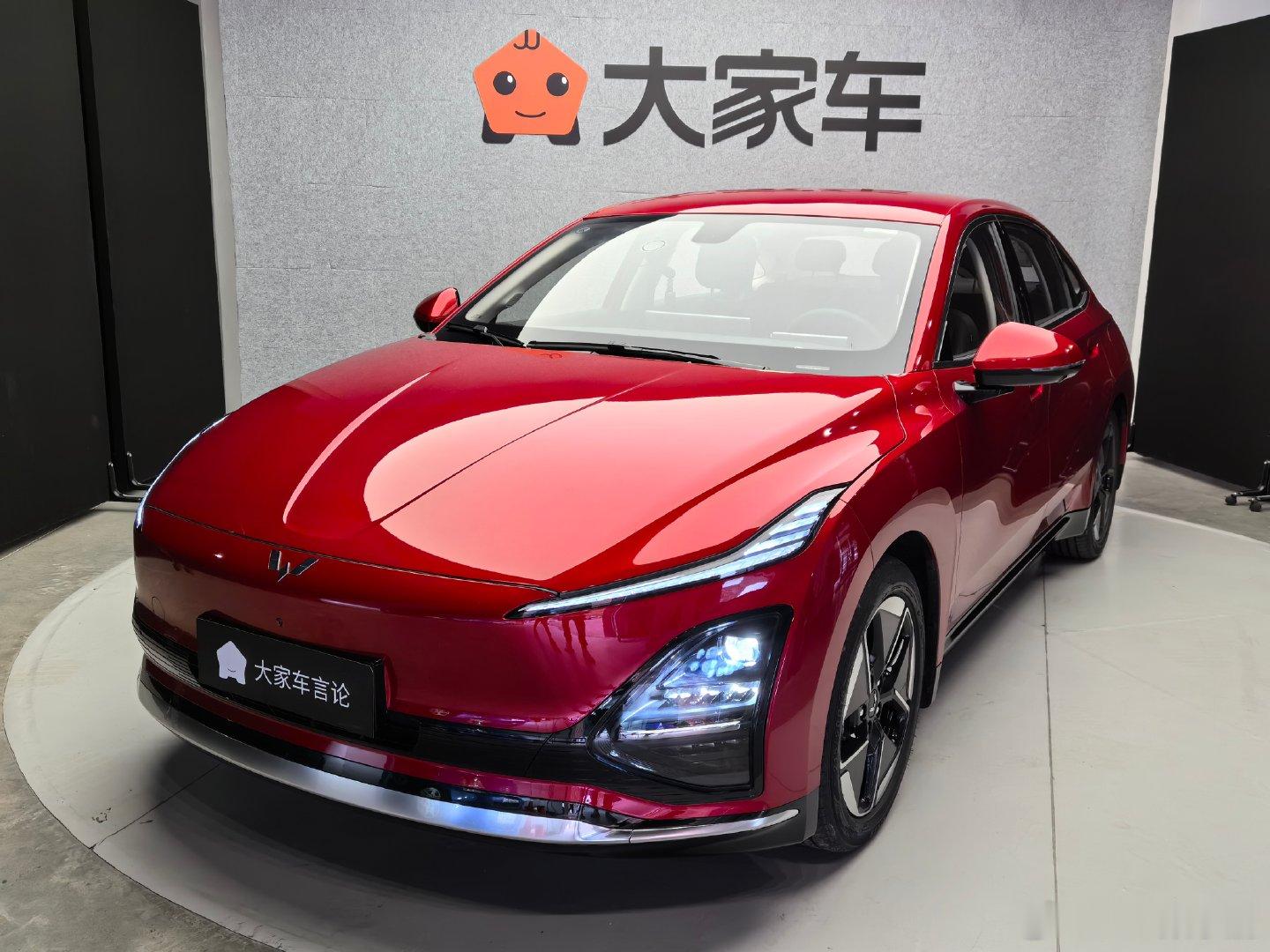 五菱星光EV悄然公布了预售价，这个车我摸过了，我是真的想不到、也不敢想，高配能定