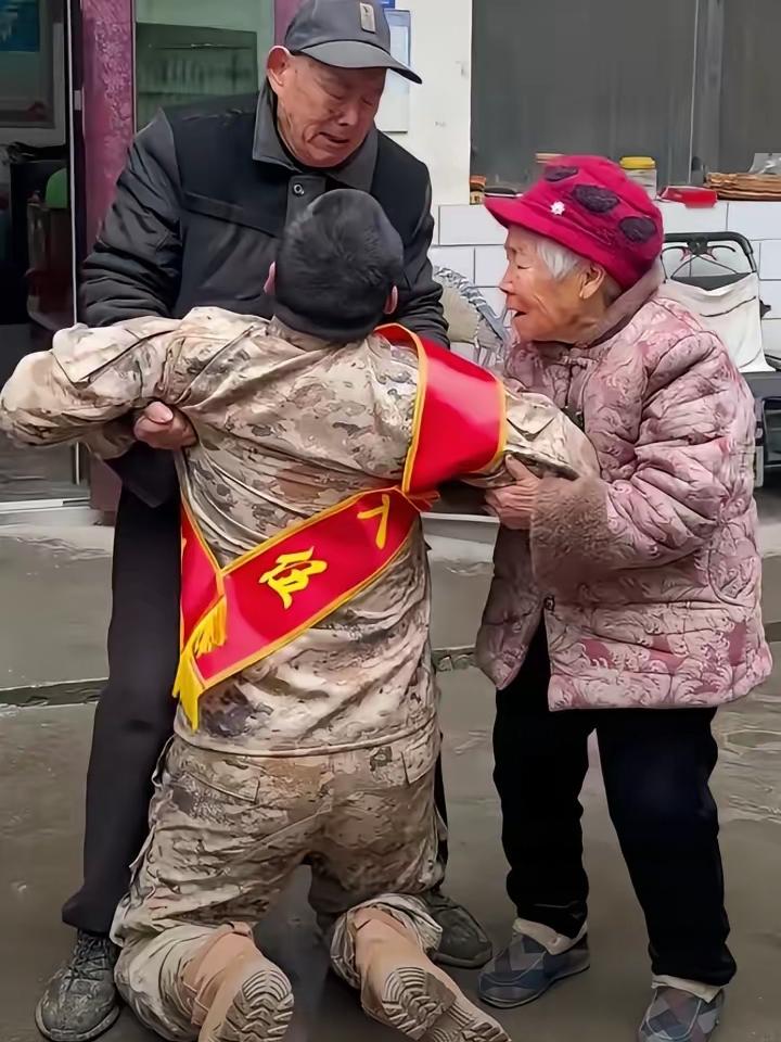 这一幕直接看哭全网!新兵张浩爽自幼失去父母，是爷爷奶奶含辛茹苦把他养大。虽然没有