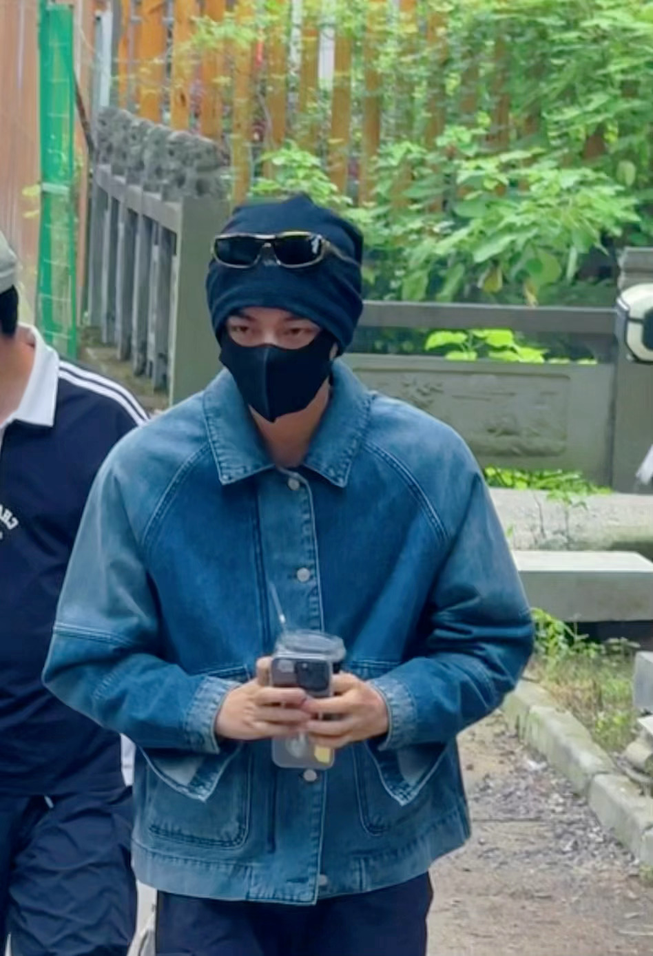 丁禹兮司宫令上班路透为高考静音，冷帽配牛仔穿搭，休闲又有街头酷感，步伐轻松随性，
