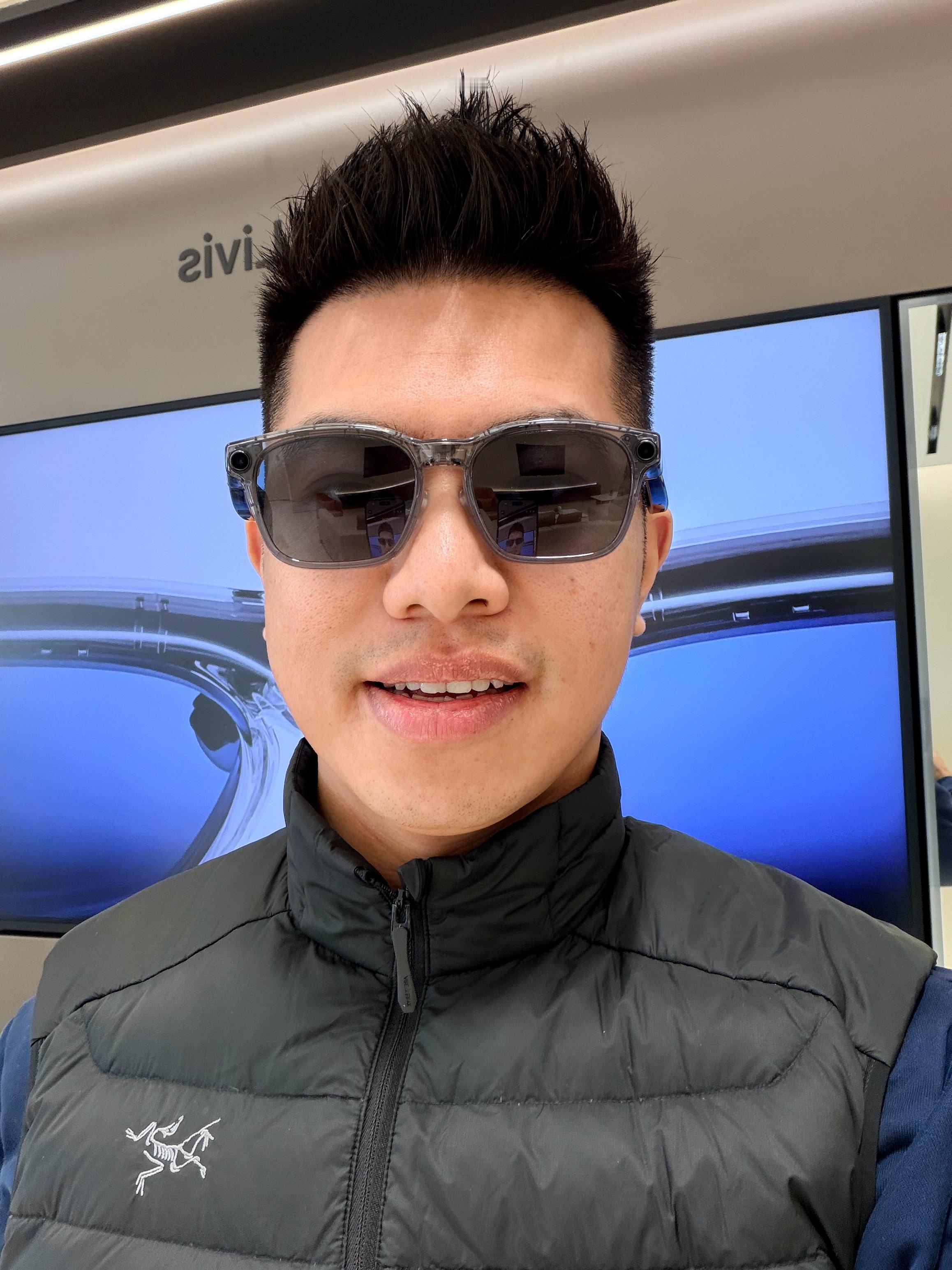 理想ai眼镜livis 眼镜延期到春节前了，来店里转转，试戴一下。六种颜色哪种好