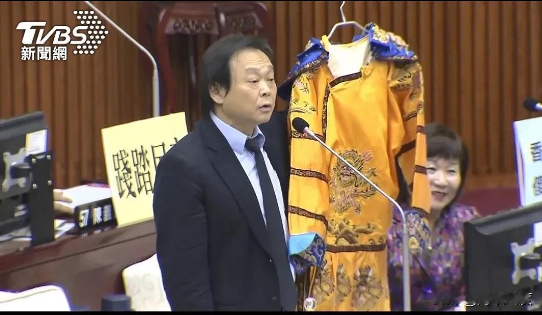 韩拥抱黄国昌　王世坚：不代表众党投给韩。蓝白党团，今29日针对选出龙头，举行闭门