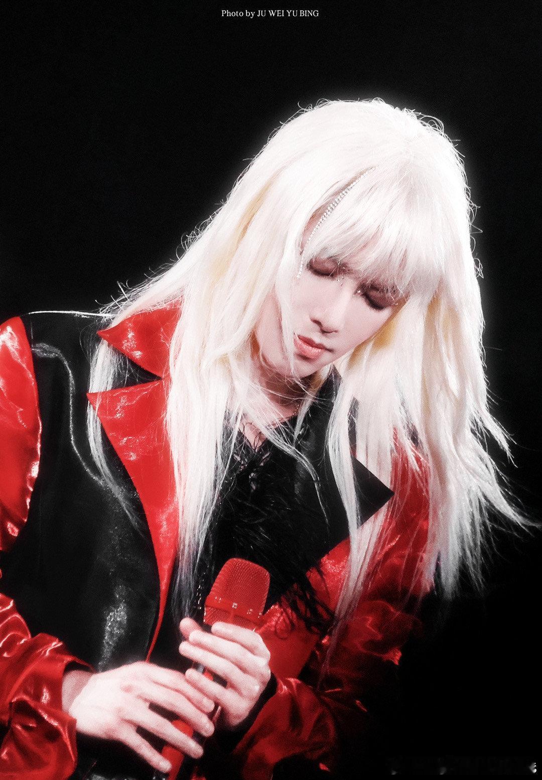 #华晨宇从烟火尘埃到银河篝火#华晨宇的舞台，真的希望大家来围观，今晚完全是被硬控