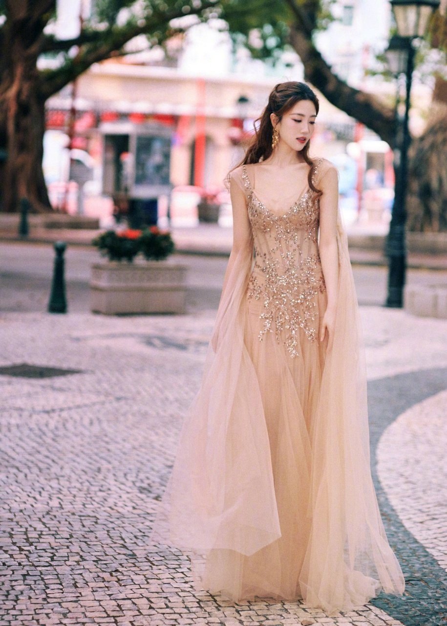 张纯烨跨年主持弹琴好全面 跨年最忙艺人认证！张纯烨不仅hold住主持全场，钢琴s