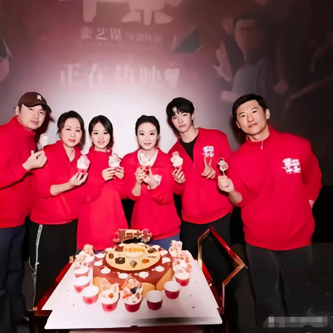 这造型太有创意了吧！喜欢拍照的可以借鉴一下哦！《第二十条》一众主演 雷佳音、马丽