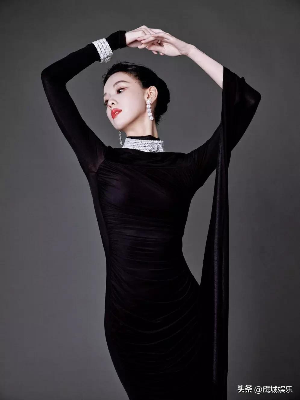 黑天鹅既视感！陈都灵紧身黑裙造型释出，优雅又惊艳
 
19日，陈都灵活动写真曝光