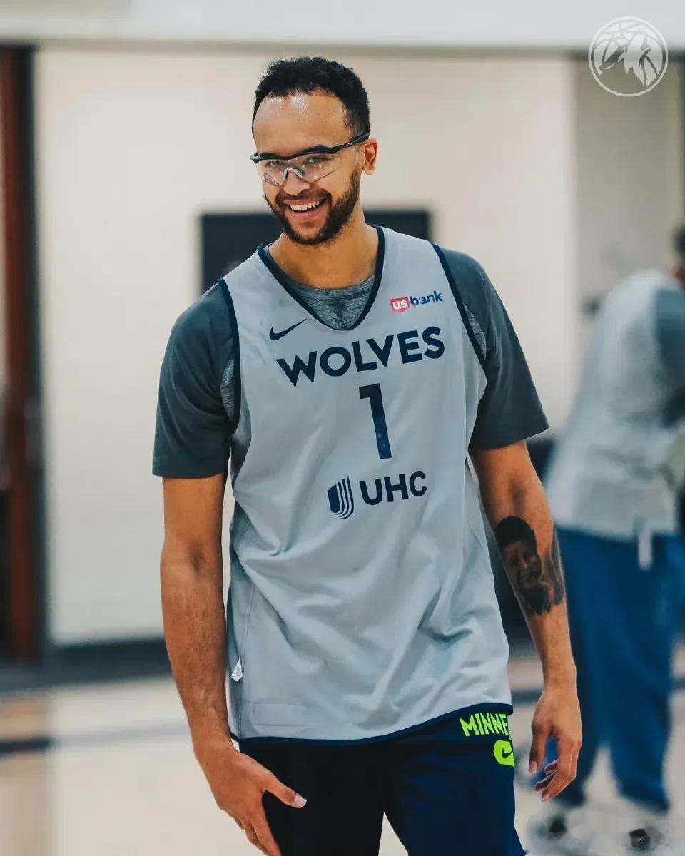 NBA亚洲对决！李凯尔高效表现+压哨入球，克拉克森低迷，森林狼28分大胜爵士！
