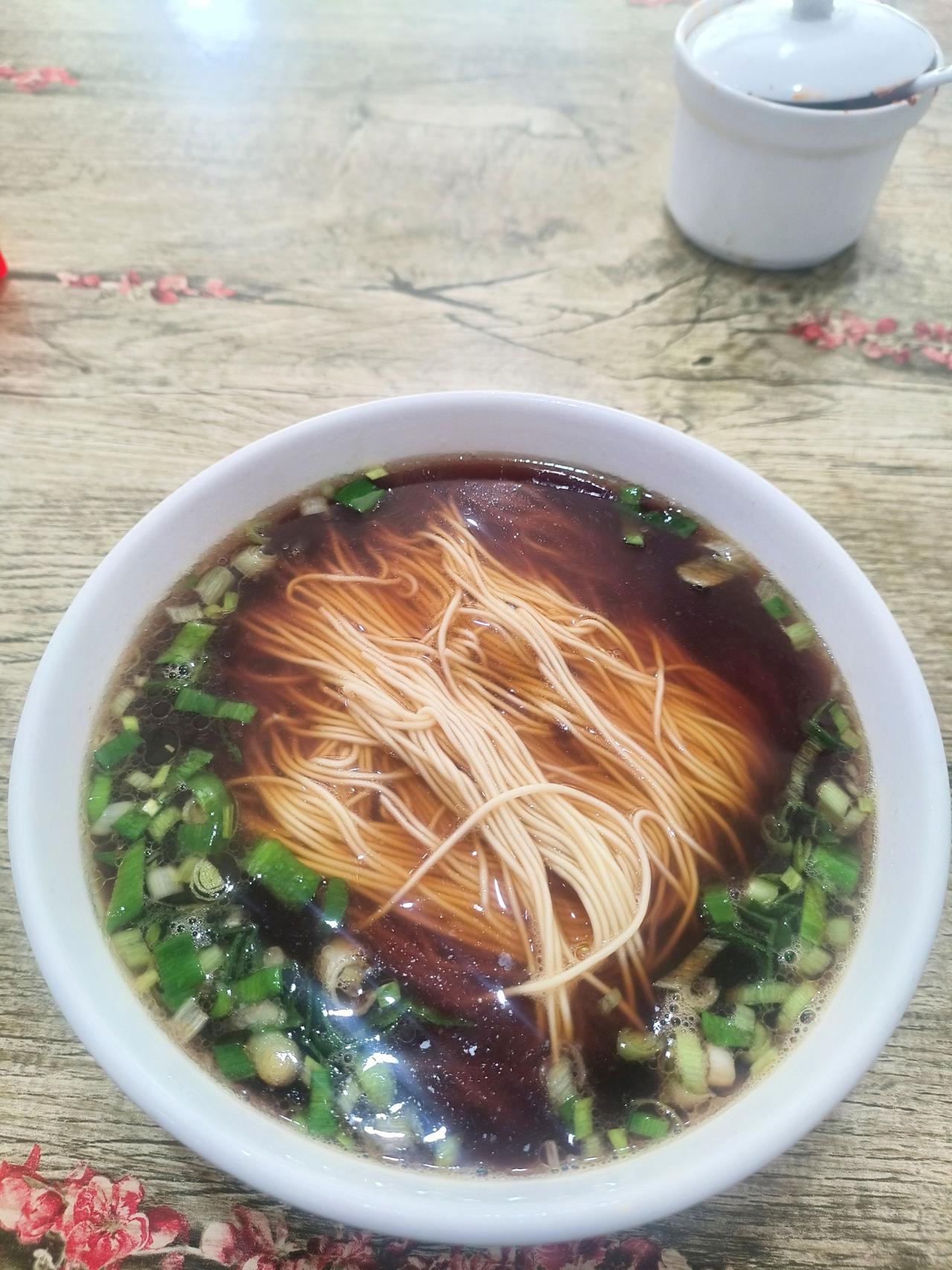 个人真的挺喜欢的一家面馆，也属于误打误撞碰上的。

汤色非常好，酱红色，但其实挺