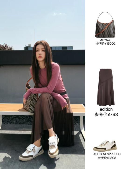 蔡文静私服，树莓粉配咖色裙与德训，气质美
