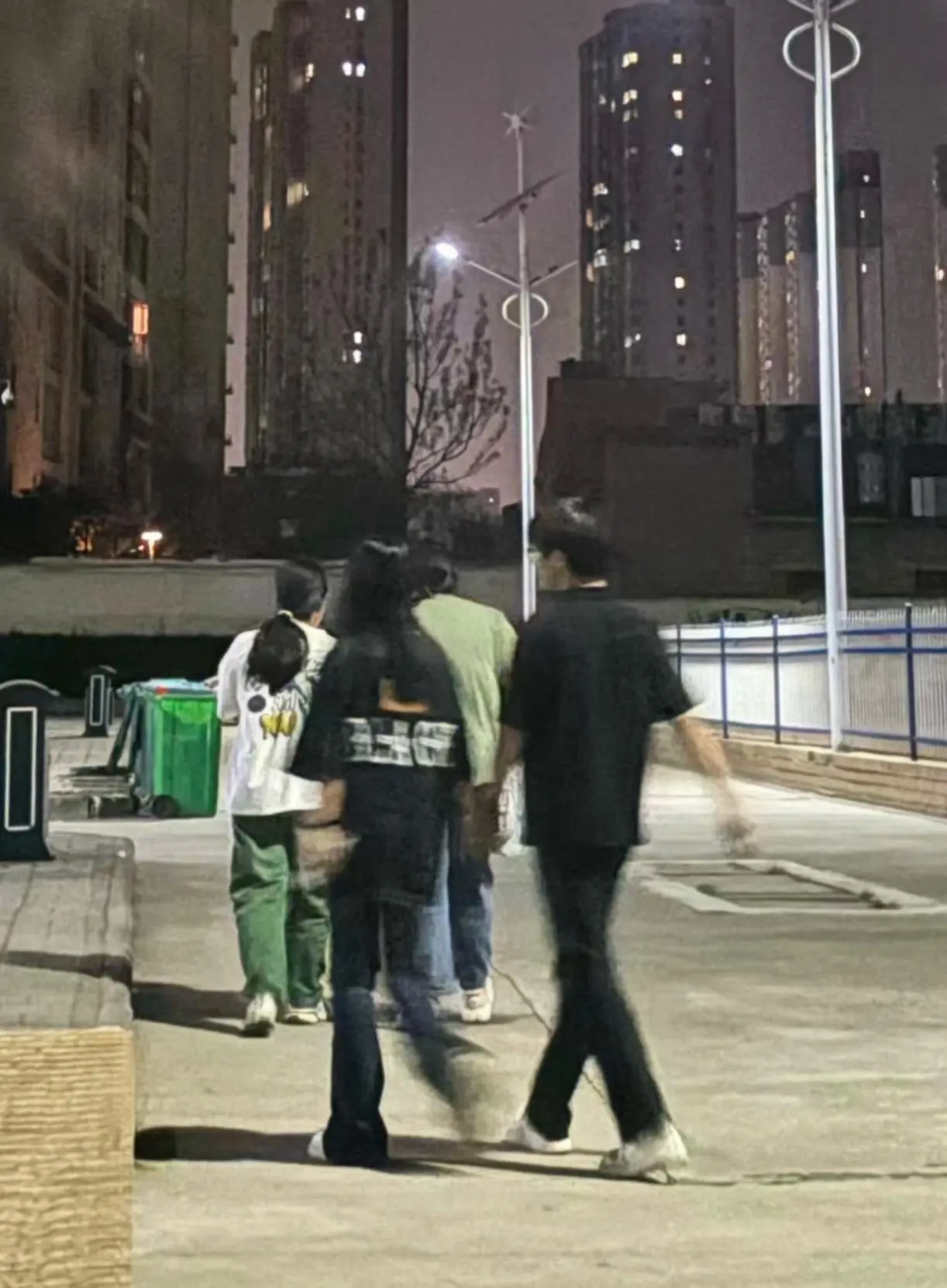 我爱他长长的睫毛且看向我时亮闪闪的眼睛 爱他的嘴欠 爱他身上的烟草味 ...