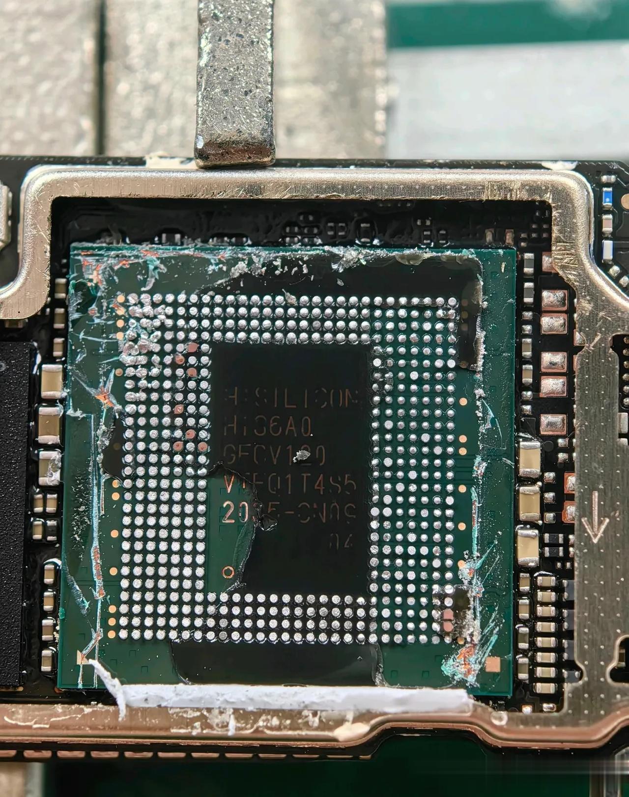 华为 Mate60Pro 上搭载麒麟9000S芯片，有人已经拆开，根据上边的数字