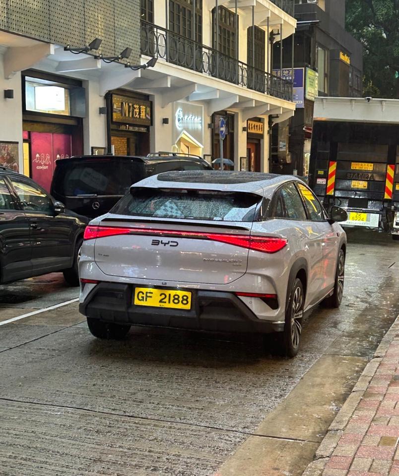 发现没？现在比亚迪在香港街头，都快成“街车”了。

白天黑夜，转角就能遇见。
