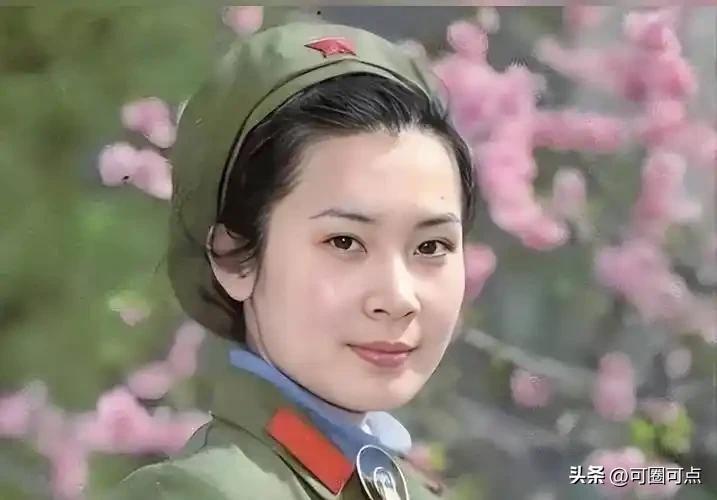 肖雄，68岁，单身无子，住空军大院。
 她是80年代挂历女神，25岁结婚，33岁