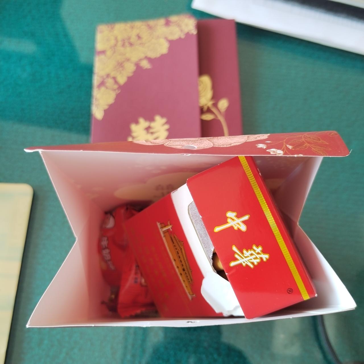 太尴尬了！一个年轻的同事送来喜糖包，邀请去喝他喜酒，虽然年龄相差近一半，但是因为