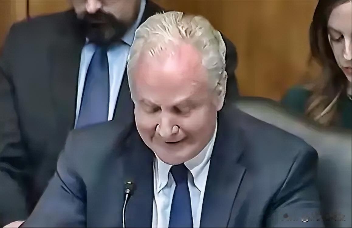 参议院听证会上，参议员范霍伦怒批代理司法部长布兰奇将司法部变成特朗普私人打手，不