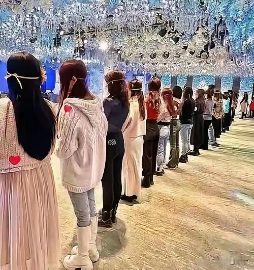 相亲大会数千大龄优质女集体傻眼！
现场就去了几十个男生，
不是说好的男多女少吗？