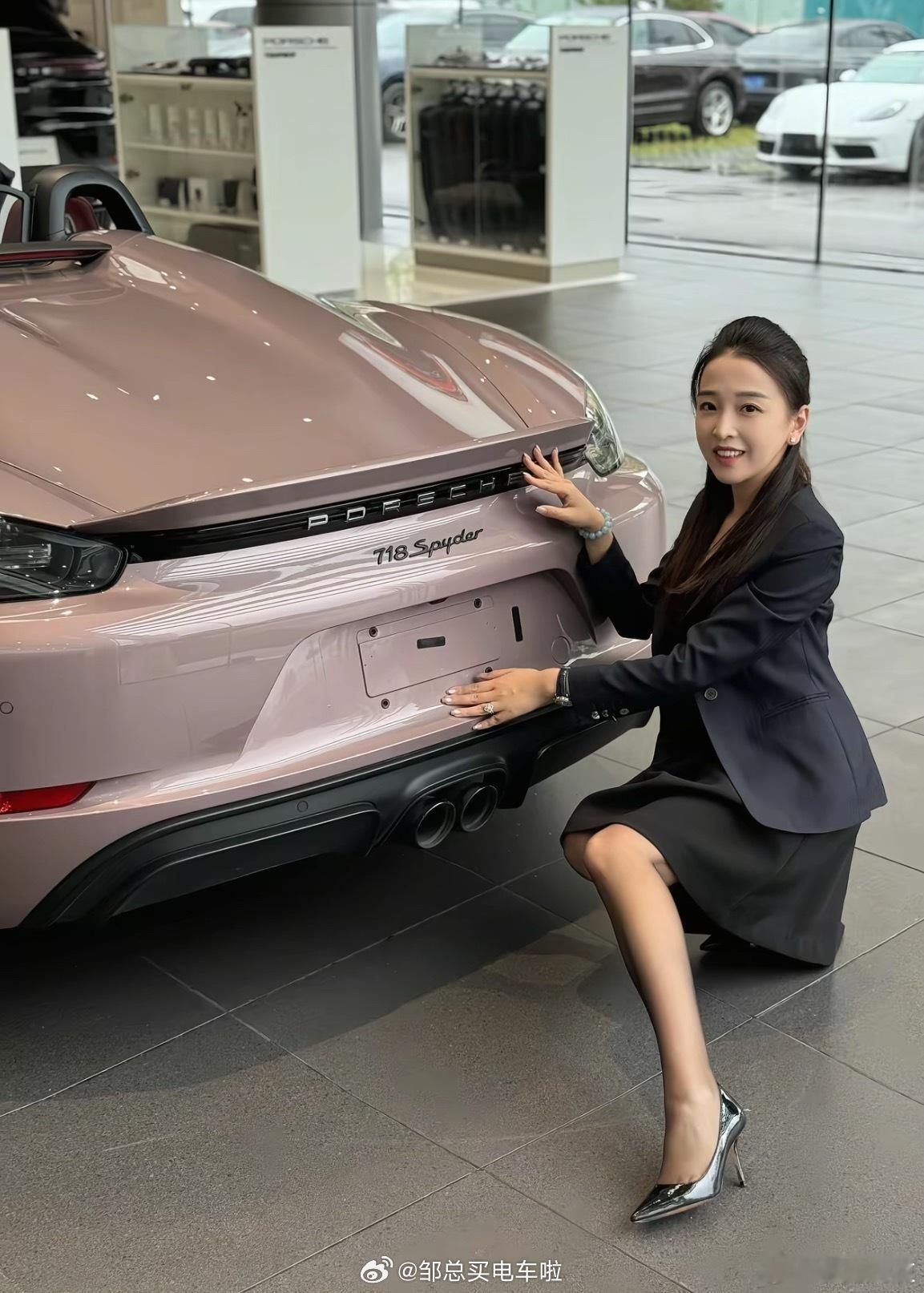 我觉得这位保时捷女销冠也蛮适合来销售蔚来汽车的[嘻嘻][嘻嘻][嘻嘻]你们觉得呢