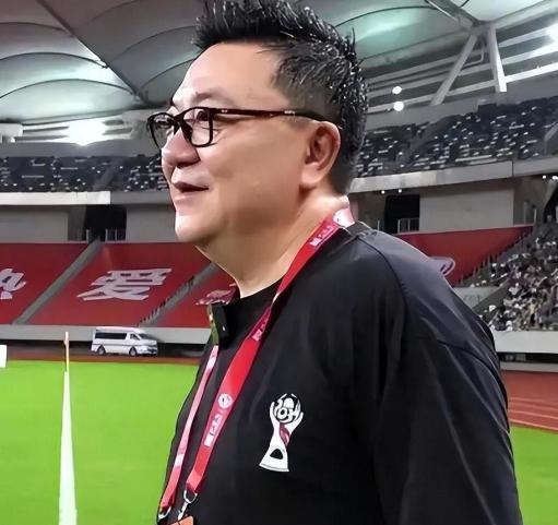 中国足协刚砸下一道铁命令：谁要是敢不打报告、私自组织或跑出国去踢国际比赛，一经查