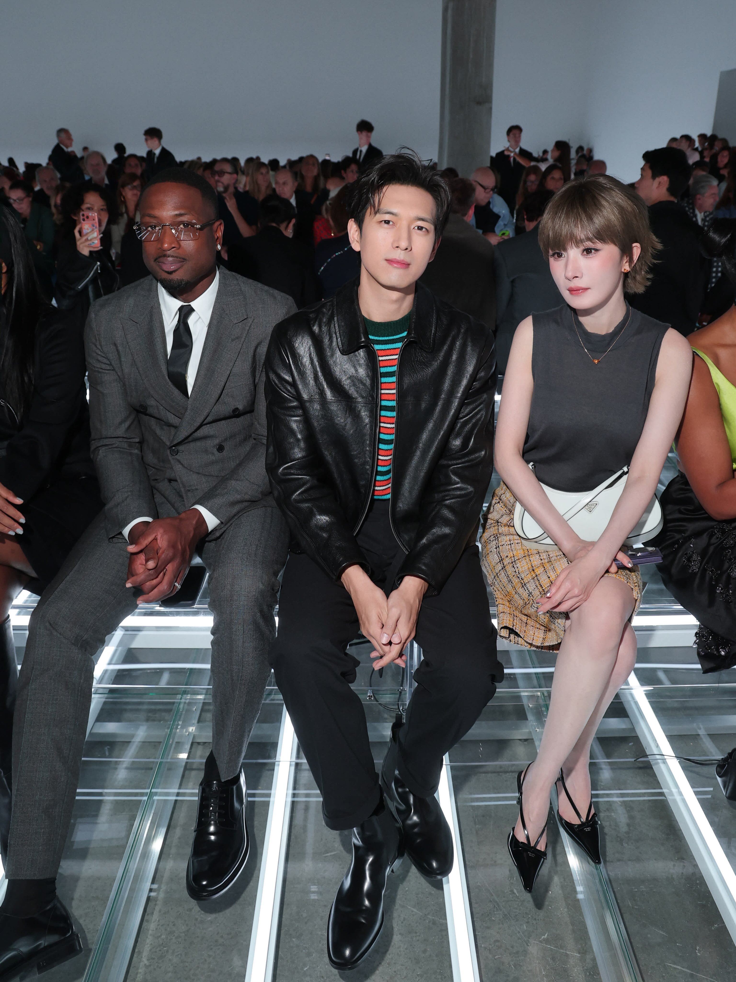 米兰时装周海外媒体发布的一张两位代言人杨幂、李现和韦德在Prada 2027春夏