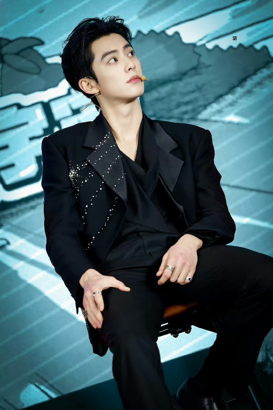 王鹤棣王鹤棣大背头黑西装王鹤棣亮钻黑西装 今天的王鹤棣太帅啦！ 