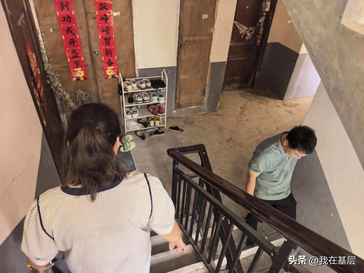 今天到一个小区去检查消防，发现很多住户都存在两个问题，一个是把鞋柜、花瓶等物品堆