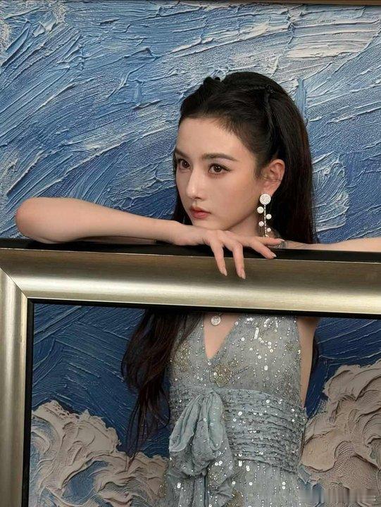 宋祖儿蓝色亮片挂脖裙宋祖儿挂脖蓝裙哇！宋祖儿出图啦！亮片蓝裙好美啊！ 