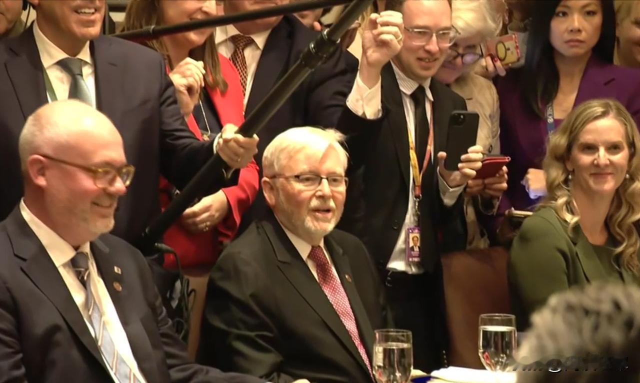 当着现任总理的面，特朗普直言不喜欢澳前任总理陆克文。而陆克文当时就坐在桌子另一边