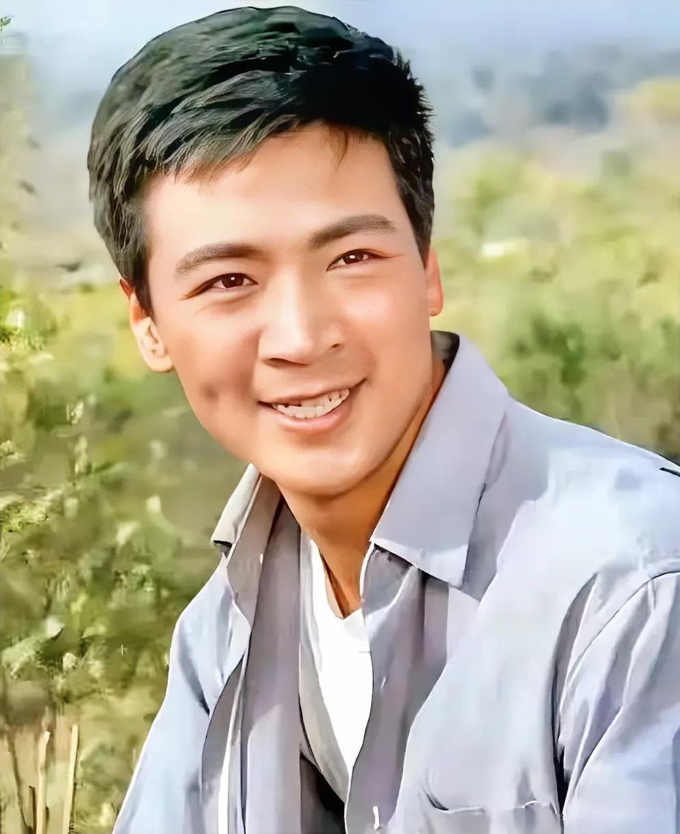 依萍他爹。
是的，他是饰演《情深深雨濛濛》中依萍她爹陆振华陆大司令的寇振海。照片