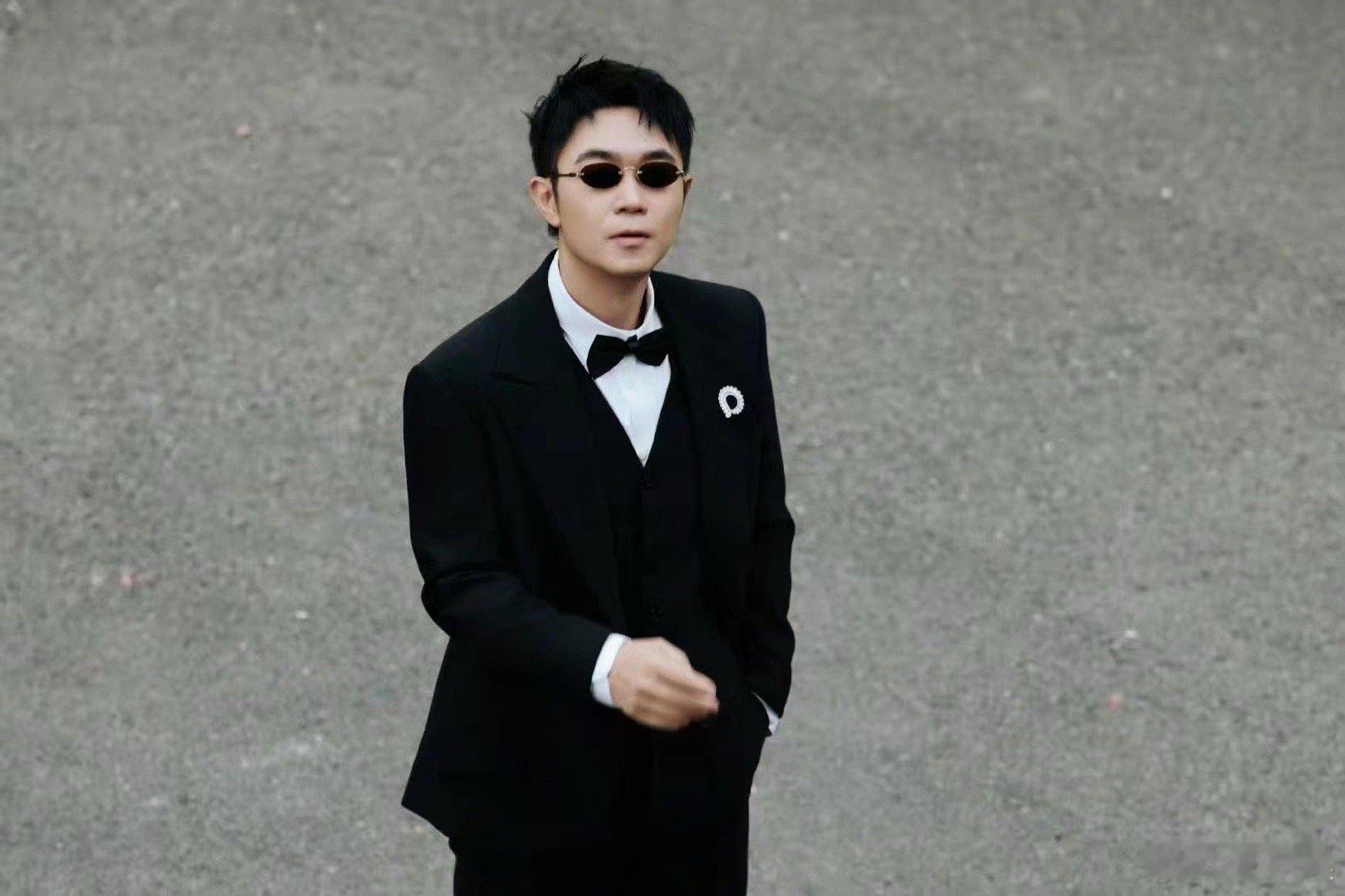 王皓沈阳喜剧周双份惊喜看沈阳喜剧周闭幕式被王皓和大鹏这波互动笑不活了，大鹏认证王