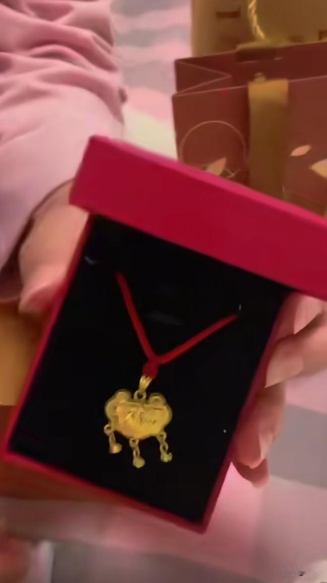 这傻大妮和王常输也太偏心了吧！

孙子出生，红包、金锁、金手镯都安排上，这待遇简