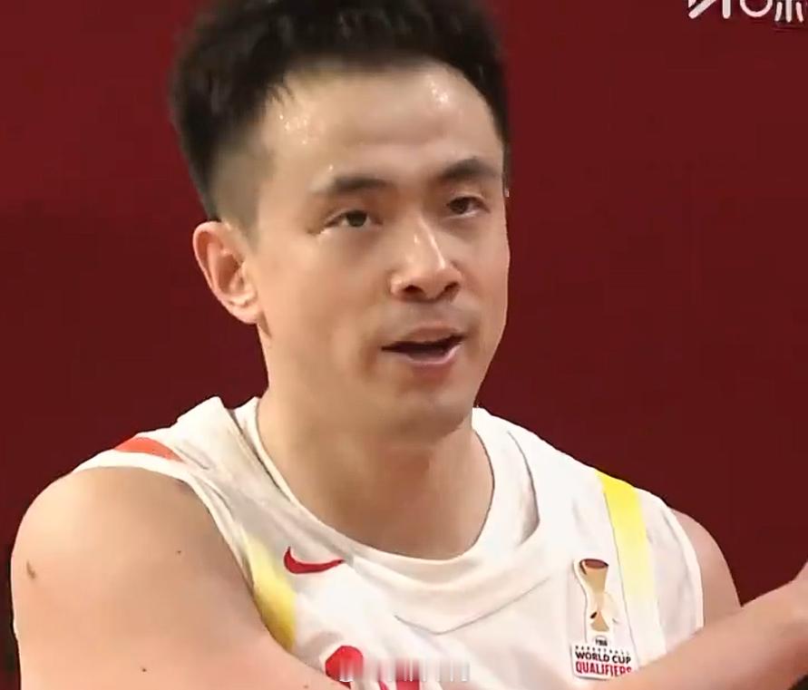 今天这场比赛中国男篮能够逆转取胜，贺希宁和赵继伟当记头功。前者的爆发为中国男篮反