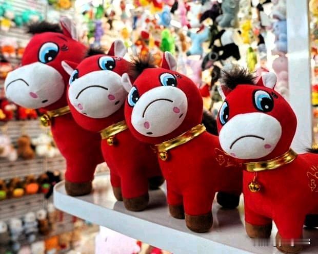 一款因造型奇特而面露愁容而非笑容的玩具，意外走红，成为职场疲劳的象征。
    