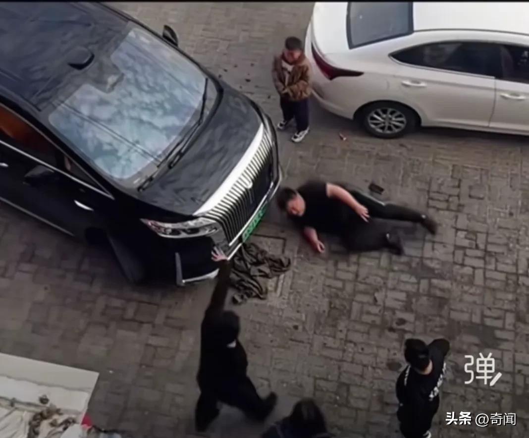 你就说他狠不狠？男子用头多次狠狠撞击一辆商务车车头要求车主负责，最终警方处理让人