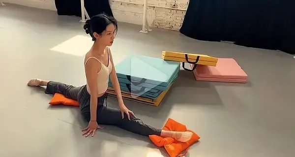 周也这个身材比例演舞蹈生真的有说服力吗？ 