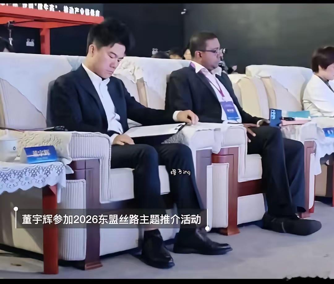 从老师成商人，商人又像政客了，这家伙真的是一骑绝尘甩同行一万里！各种会议，各种启