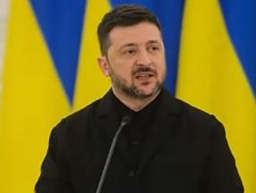 泽连斯基被自己的民众骂惨了，因为他表示自己可能还会在战争结束后当选总统。
 
其