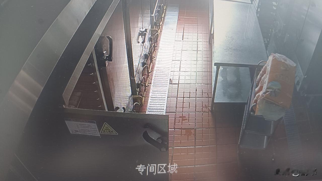 一所学校食堂后厨应该什么样？绝不是油污遍地、食材杂乱的“隐秘角落”，而该是守护千