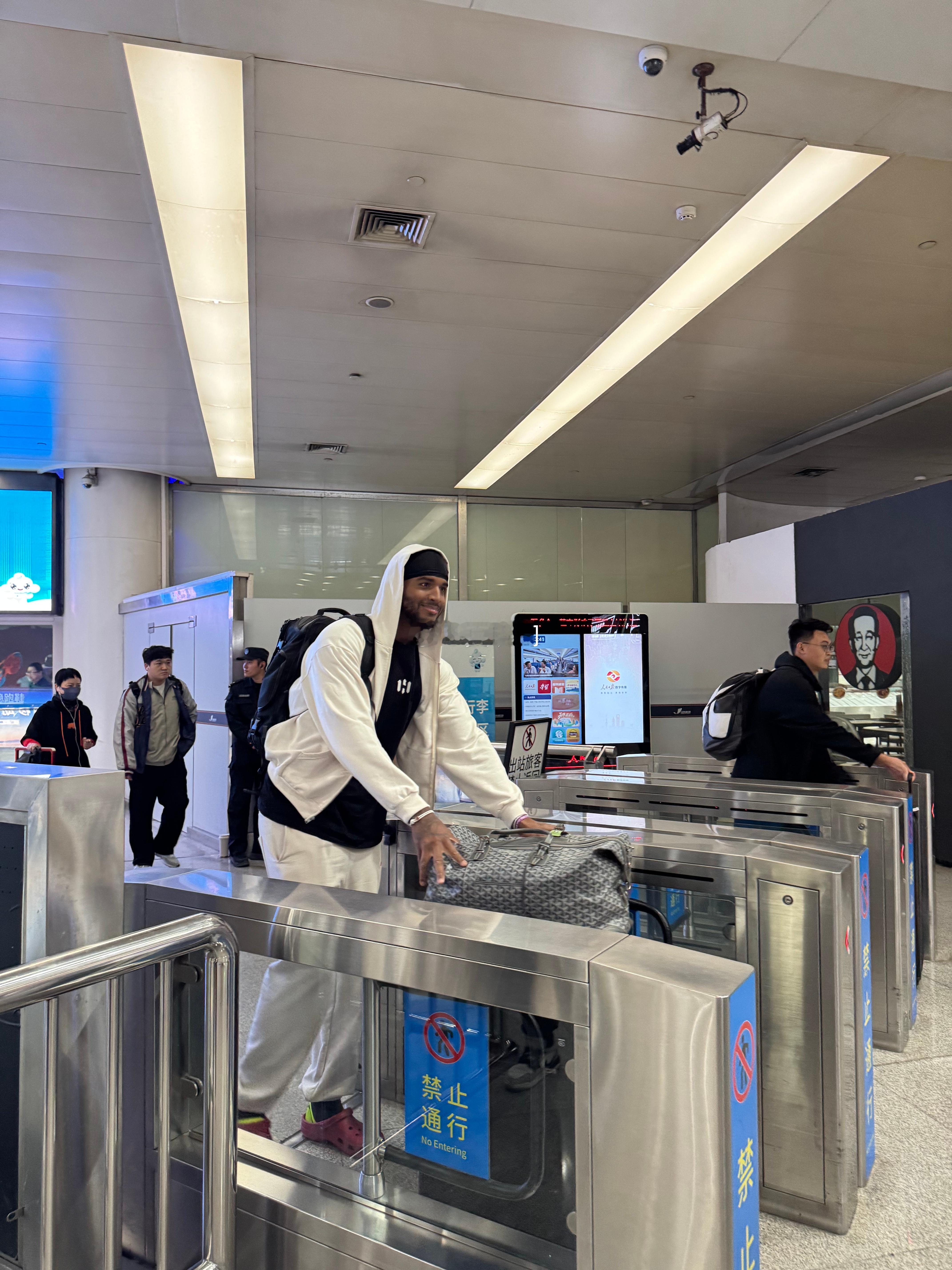 克里斯昨晚归来，开始备战新赛季。 ​​​