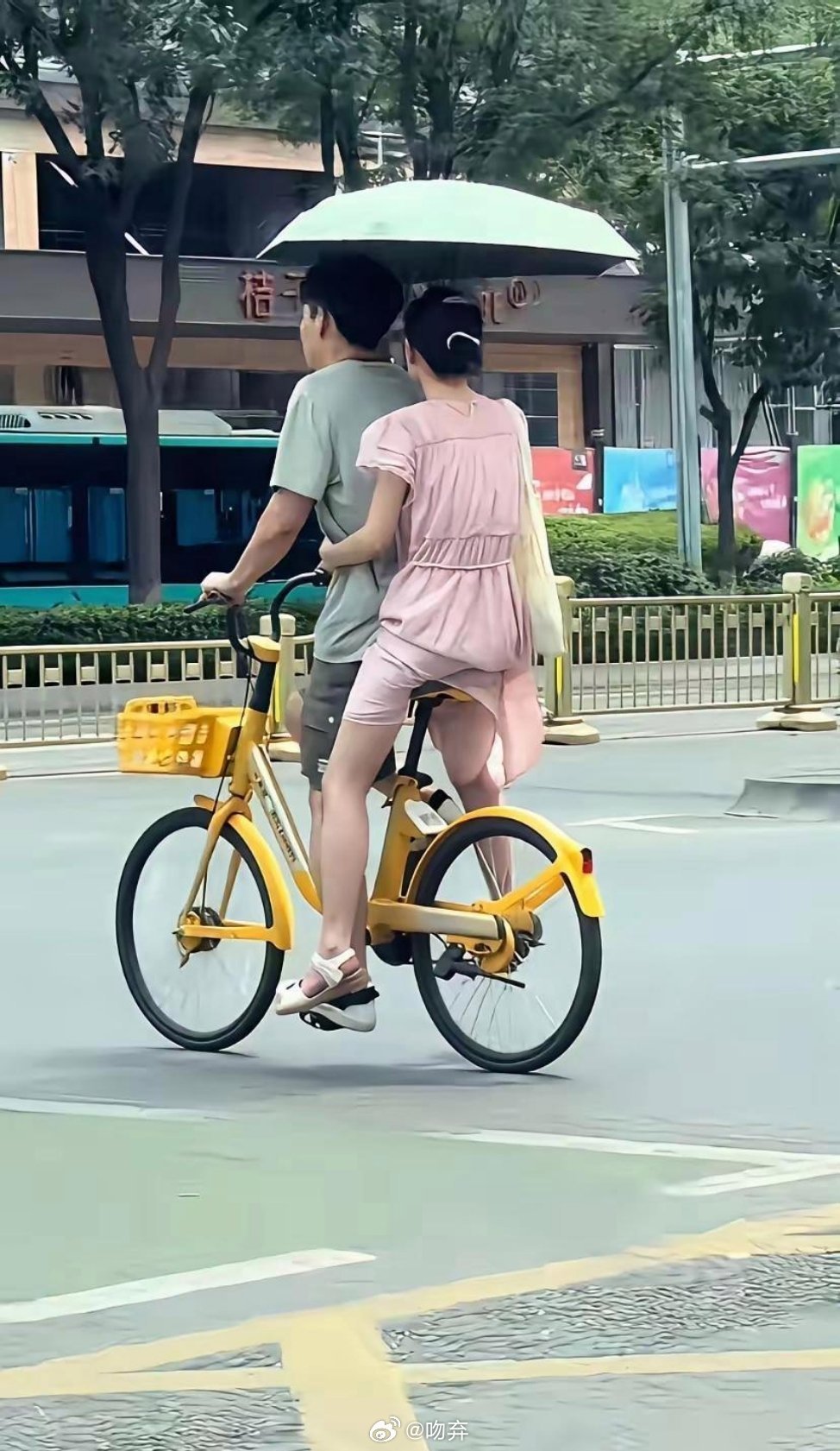 这俩人穷疯了吧？连共享单车都不舍得多扫一辆 